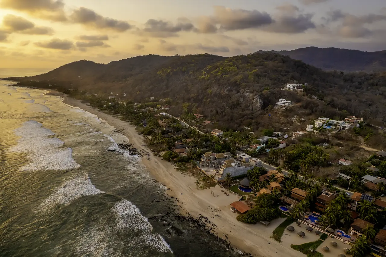 La costa de Troncones (Casa de la Sirena en la esquina inferior derecha)